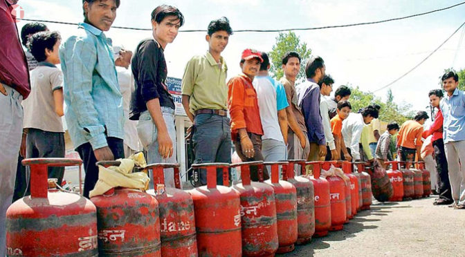 रसोई गैस की कीमतों में 21 रुपयों की वृद्धी, गायब हुए अच्छे दिन