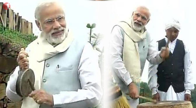 आदिवासियों के बीच पहुंचे प्रधानमंत्री मोदी, चाय की चुस्की संग नगाड़ा बजाया
