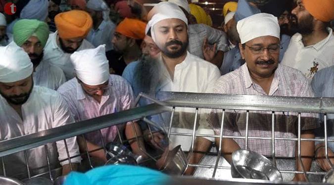 Arvind Kejriwal washes dishes at Golden Temple