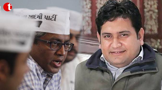 AAP’s Ashutosh effigies on fire to insult to Gandhiji