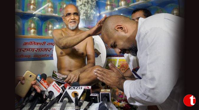 सिंगर विशाल डडलानी ने जैन मुनि तरुण सागर से मिलकर मांगी माफ़ी