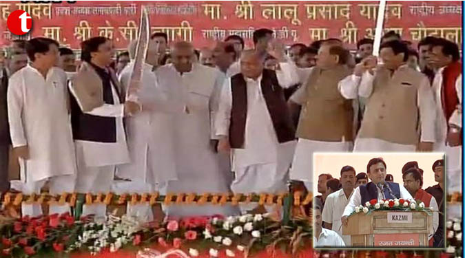 हाथ में तलवार थमायी तो उसे कैसे ना चलायें : अखिलेश