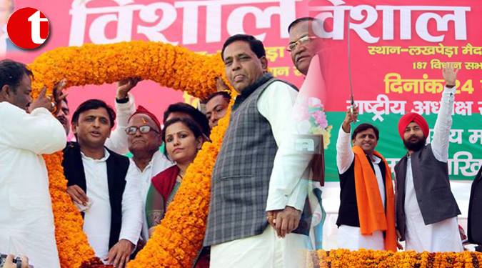 'नोटबंदी ने लाइन में खड़ा किया', अखिलेश का मोदी पर हमला