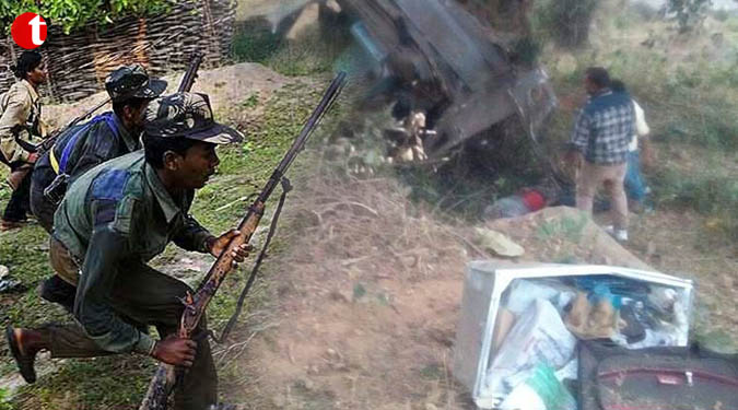 नक्सलियों ने लैंडमाइन ब्लास्ट से पुलिस की गाडी को उड़ाया
