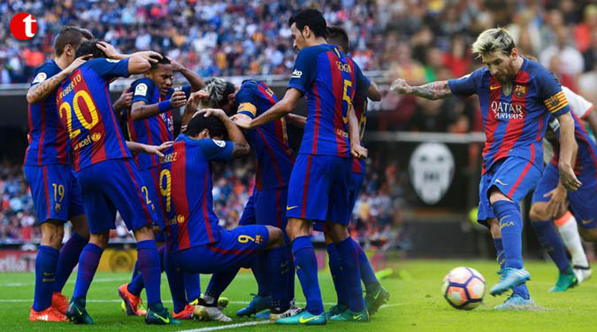 Last-gasp Messi penalty rescues poor Barcelona