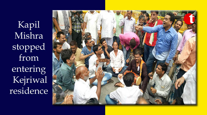 AAP minister Kapil Mishra stopped from entering Kejriwal residence