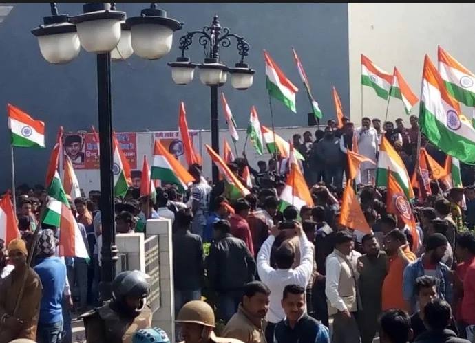 कासगंज हिंसा: वीएचपी और बजरंग दल ने आगरा में निकली तिरंगा यात्रा