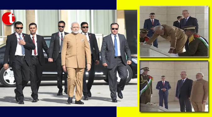 PM Modi lays wreath at Yasser Arafat's mausoleum