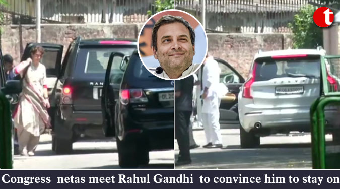 Congress netas meet Rahul Gandhi to convince him to stay on