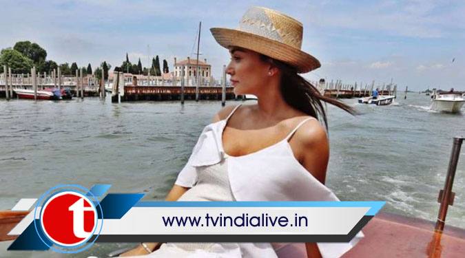 Amy takes boat ride flaunting baby bump