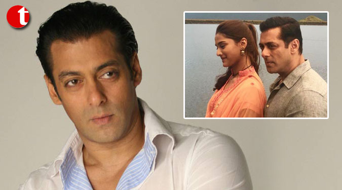 Superstar Salman Khan shares ''on location'' pic with Saiee