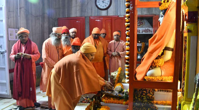 गोरक्षपीठाधीश्वर ने चढ़ाई बाबा गोरखनाथ को खिचड़ी, श्रद्धालुओं का लगा तांता