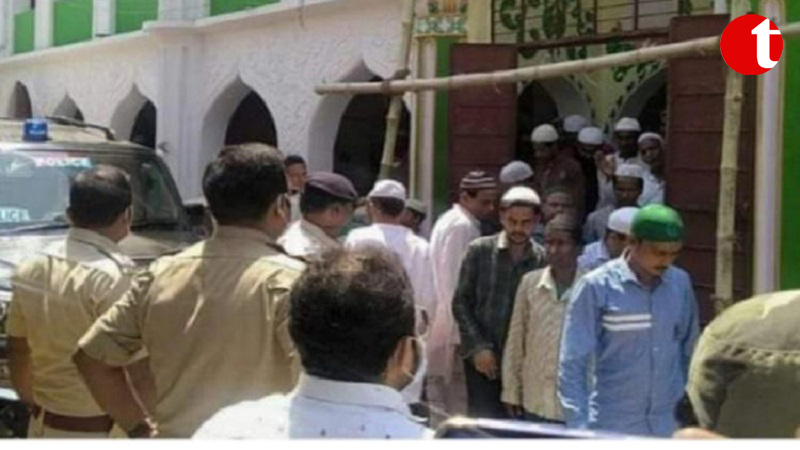 Lockdown violation as hundreds of people gather for Namaz