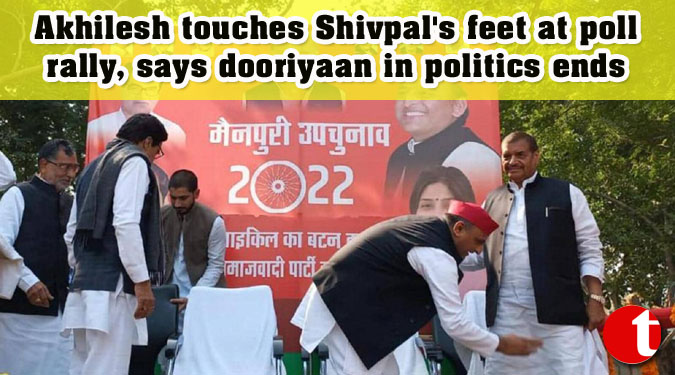 Akhilesh touches Shivpal's feet at poll rally, says dooriyaan in politics ends