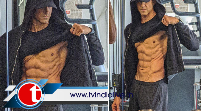 Hrithik Roshan flaunts six pack abs as he steps into 2023