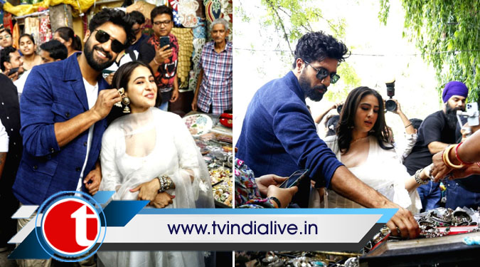 Vicky Kaushal, Sara Ali Khan go jhumka shopping in Delhi