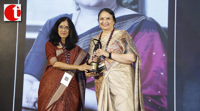 पीएफसी की निदेशक (वित्त) और सीएमडी परमिंदर चोपड़ा को फाइनेंस लीडर ऑफ द ईयर अवार्ड